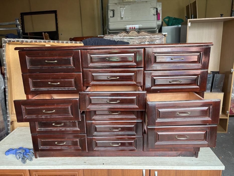 Дървен шкаф с шкафчета