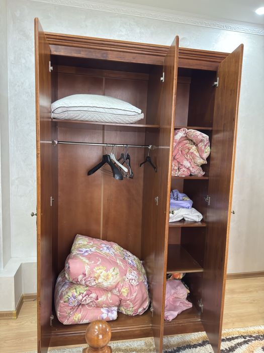 Продается Шкаф трехдверный