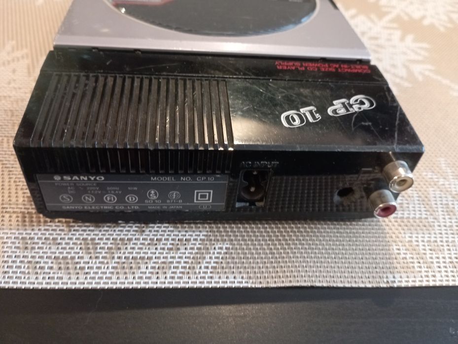 Vând CD player Sanyo