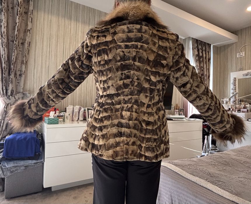 Haina blana naturala  Enot cu guler de vulpe
