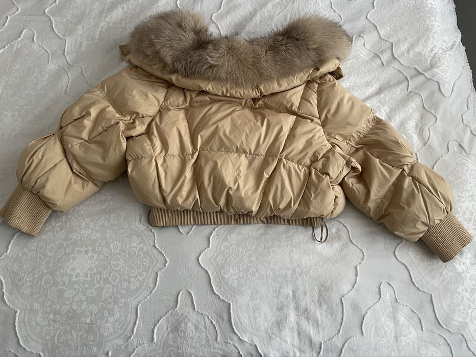 Дамско късо пухено яке с естествен косъм