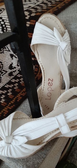 Бели летни обувки дамски