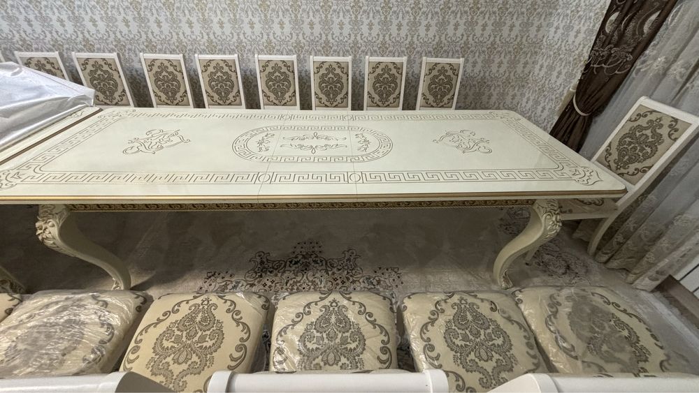 Стол со стульями