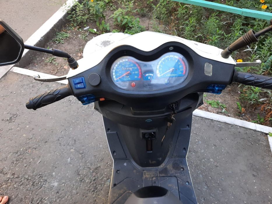 Скутер 150 кубов на ходу.