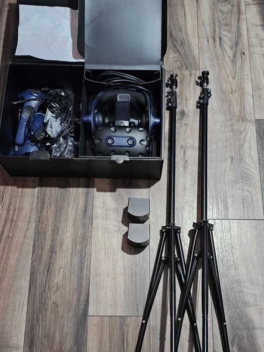 Set complet VIVE Pro 2 (ochelari VR) + tripod pentru statii (2 buc)
