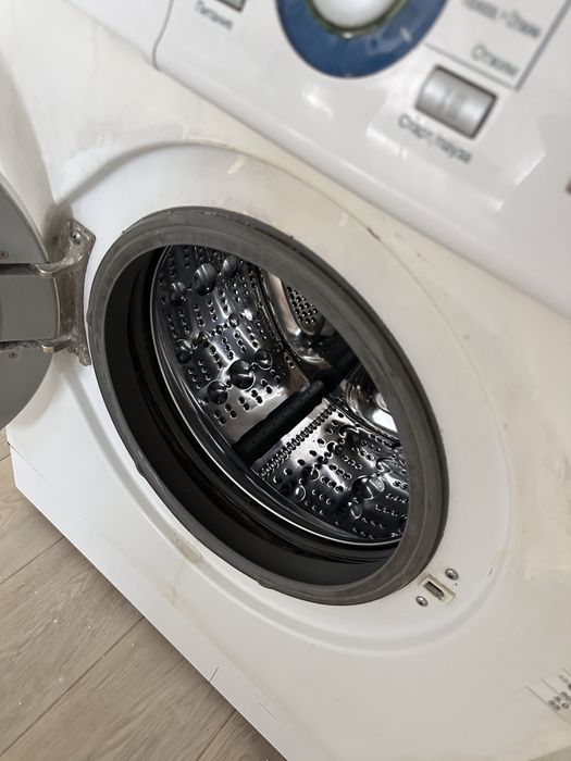 Рабочая стиральная машина