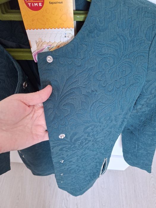 Пальто лёгкое на тёплую весну.