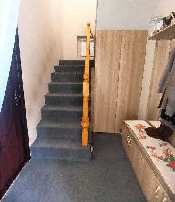 8 xonali Hovli sotiladi