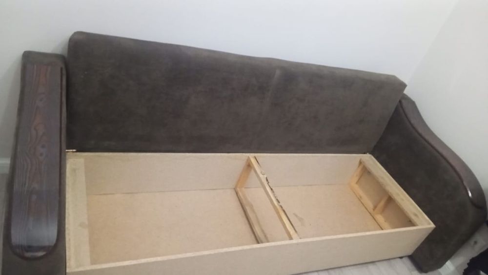 Коричневый диван