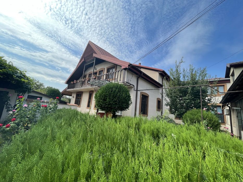 Casa de vanzare cu curte