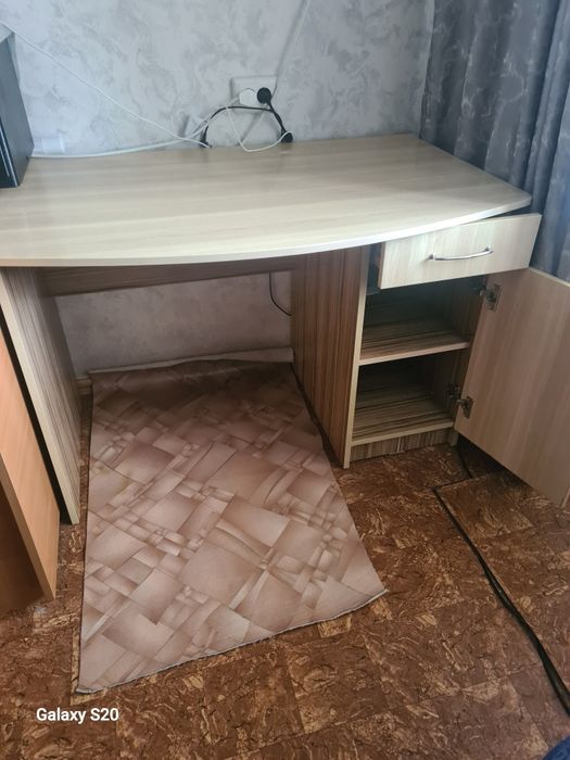 Продам стол письменный и матрас