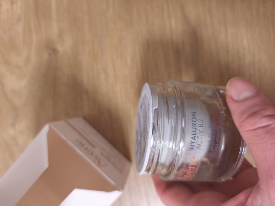 Регенериращият аква гел-крем на Авен Хиалурон Актив Б3