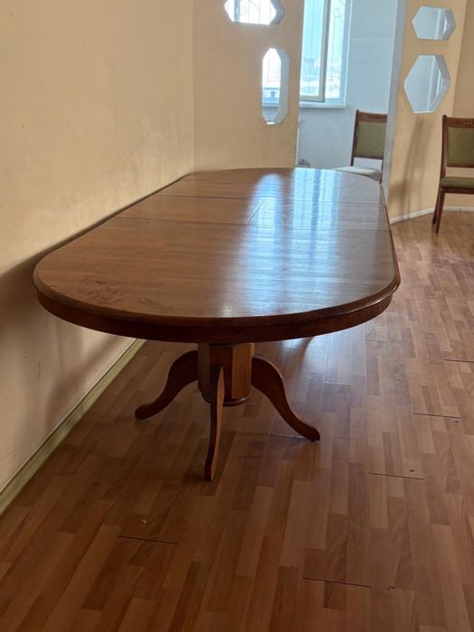 Сервант, шкаф-витрина, стол для гостей