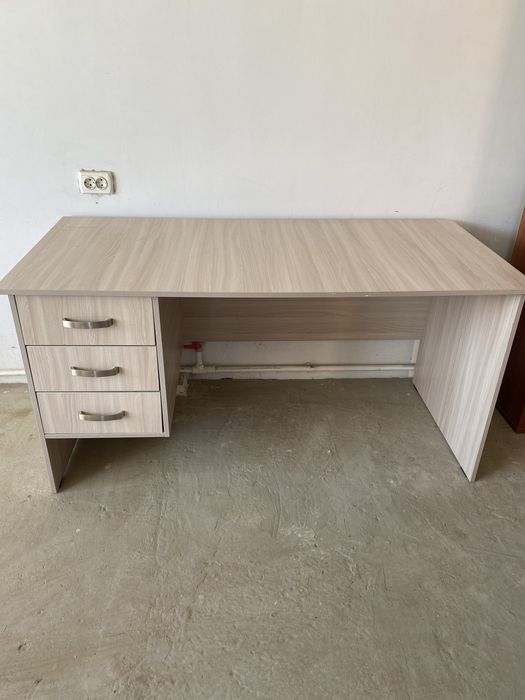 Офисные столы и стулья