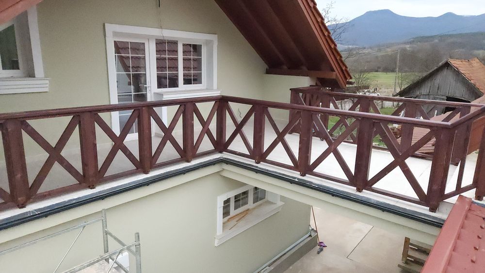 Balustrade de exterior din lemn masiv.