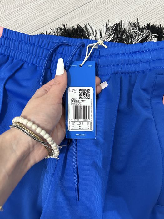 Vand pantaloni adidas noi cu eticheta