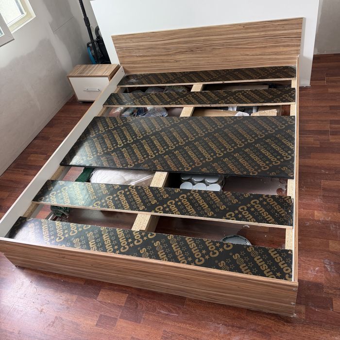 Спалня с нощни шкафчета и матрак