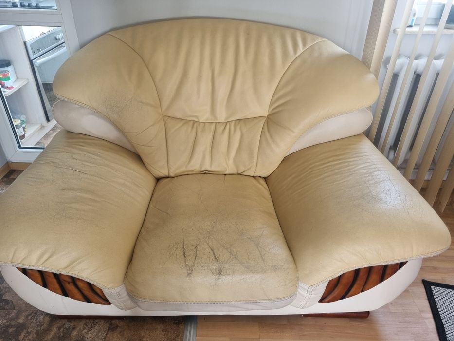 Диван от естествена кожа.
