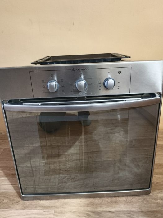 Духовка аристон продам