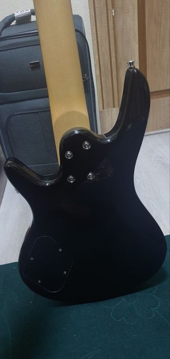 Bas gitara yangi