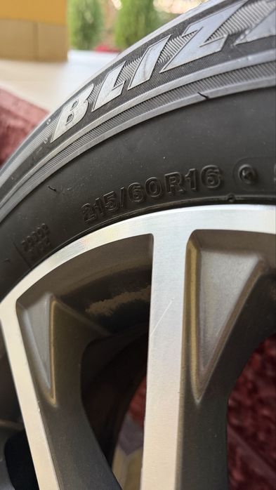 Продается диски шинами  215/60 R16