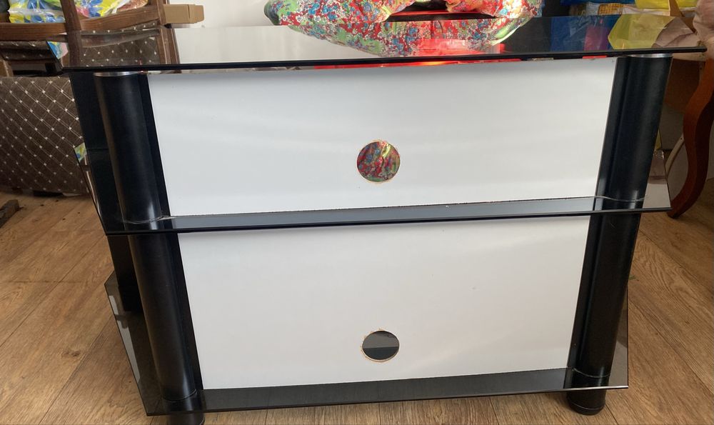 Стеклянный столик в хорошем состоянии