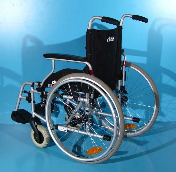 Scaun cu rotile handicap Drive - latime sezut 44 cm