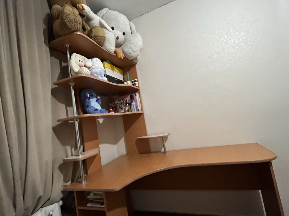 Угловой стол в комнату