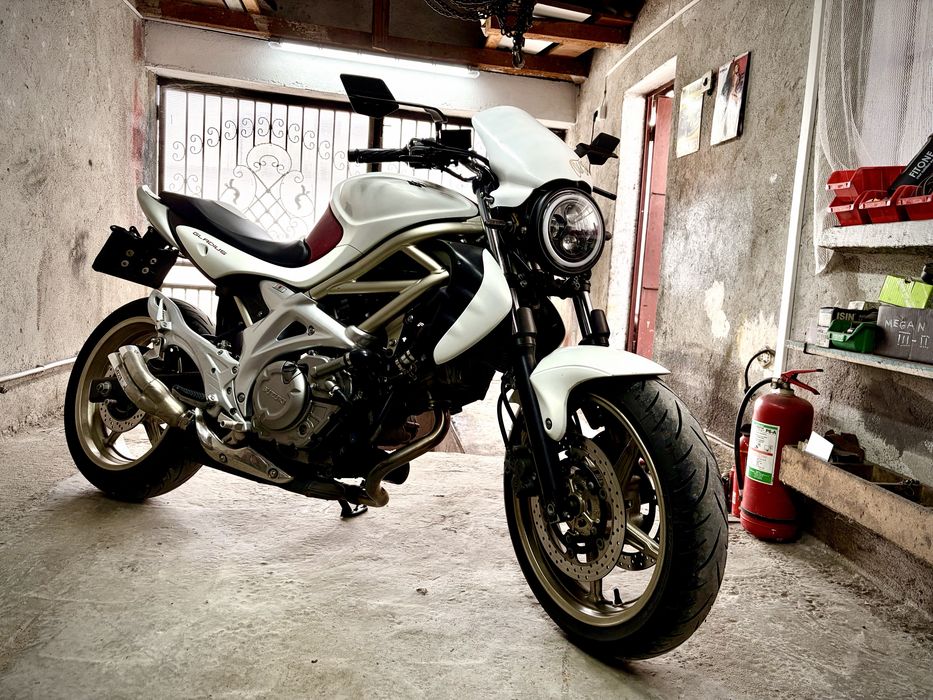 Motocicleta Naked Suzuki SFV 650 Galdius