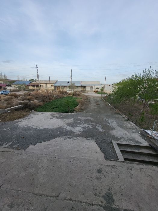 Нотурар бино сотилади