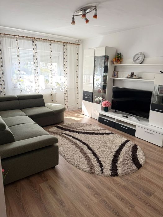 Apartament 3 camere decomandat.
