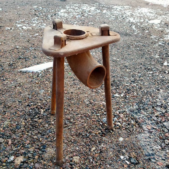 Тринога - хозяйственная.