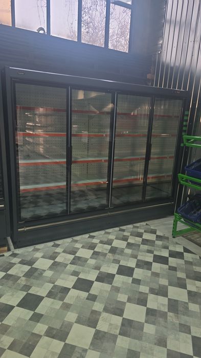 Vitrina frigorifica bauturi mezeluri sau congelate