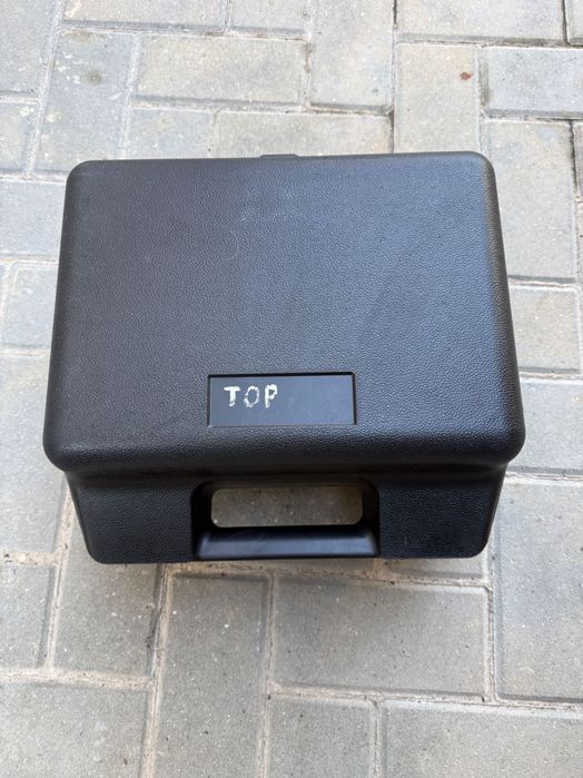 Твърда кутия с дръжка