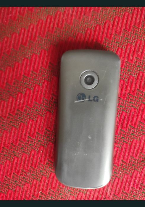 Telefon LG cu taste și cameră, mic, robust si practic