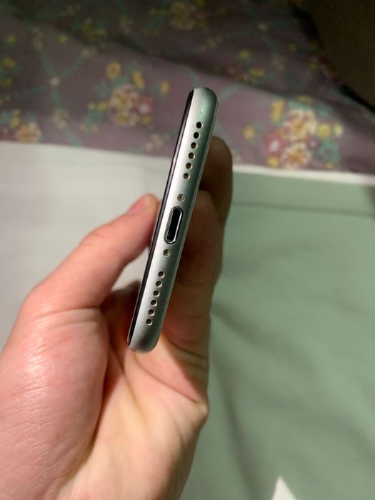 Iphone se 2 поколения