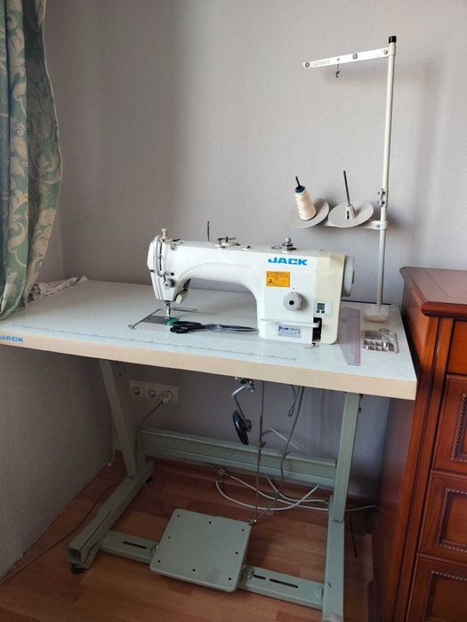 Швейная машинка со столом Jack