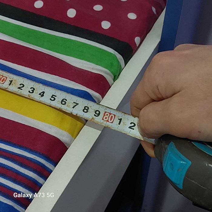 Bollalar uchun kravat va stol va stul