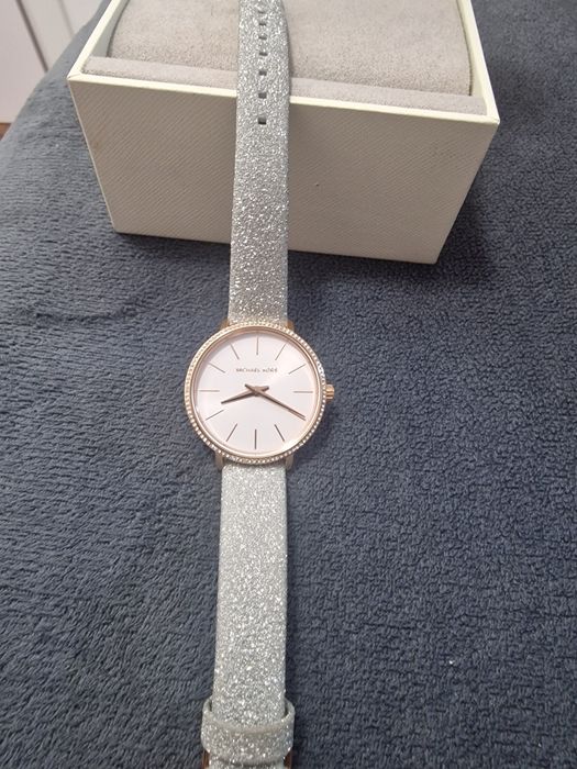 Ceas Michael Kors original – nepurtat – cu curele/accesorii extra