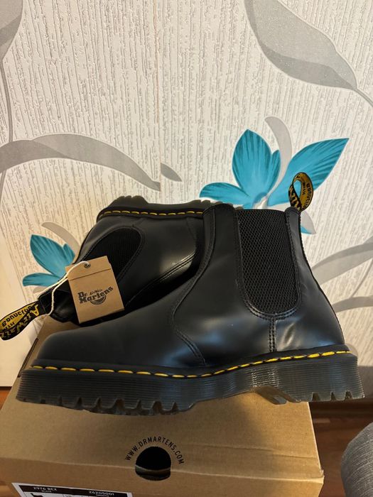 Vând ghete noi Dr Martens