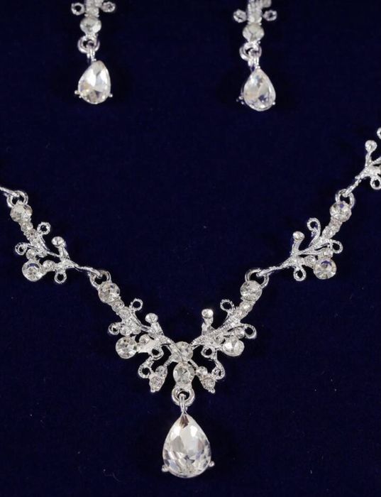 Комплект бижута - тиара, колие и обеци