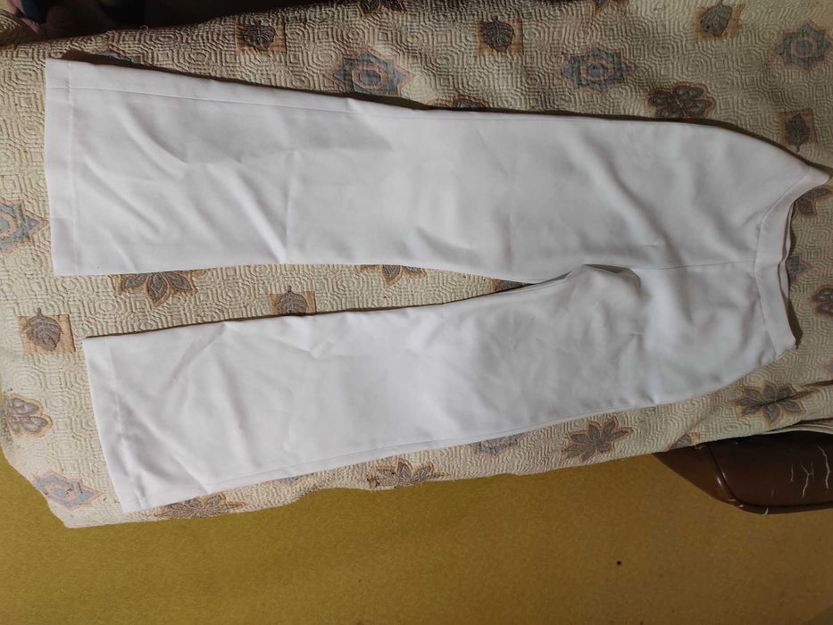 Продам белый вечерний костюм