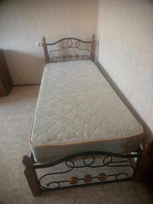 Продам кровать с матрасом