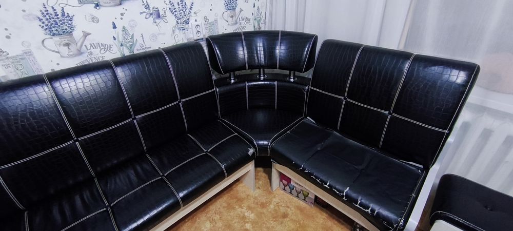 Угловой диван, стол и 4 табуретки