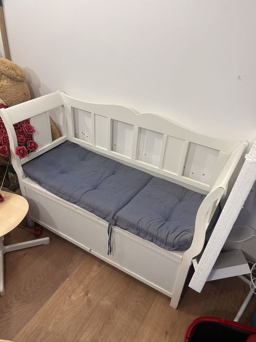 Пейка с място за съхранение