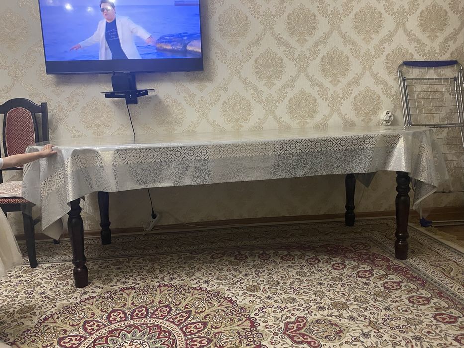 Продам стол для приёма гостей.