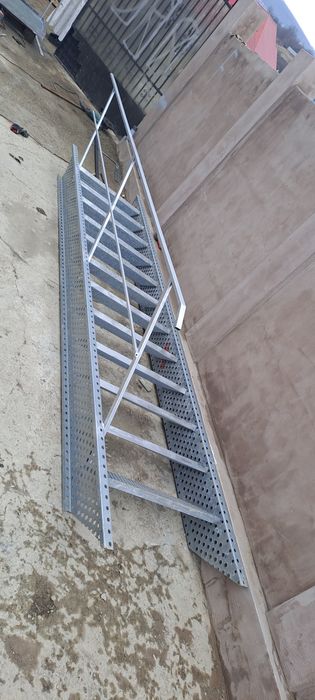 Scări metalice zincate 10 trp 80x27