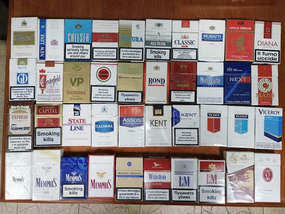 Колекция празни кутии от цигари