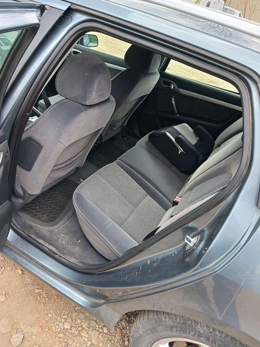 Продавам Пежо 407