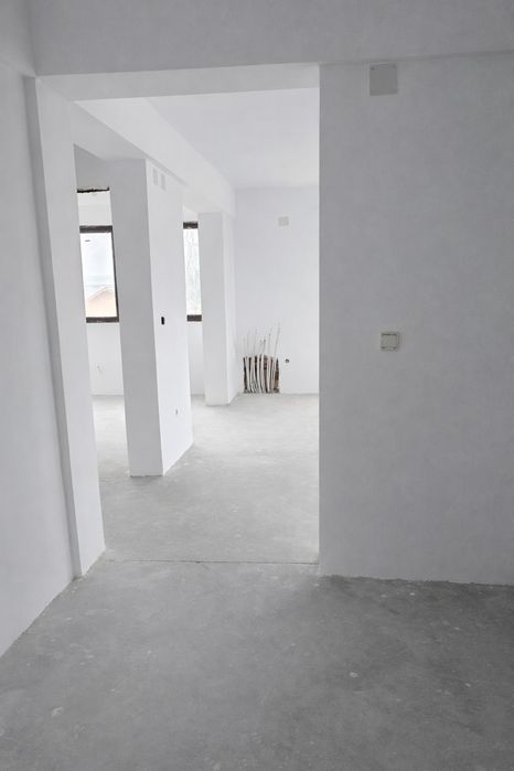 Apartament nou, spațios și foarte luminos, situat într-o zonă liniștit